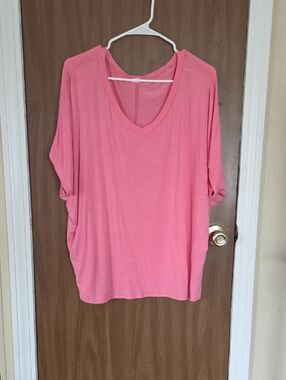 Relaxed V-Neck Short Sleeve Tee in Pink
